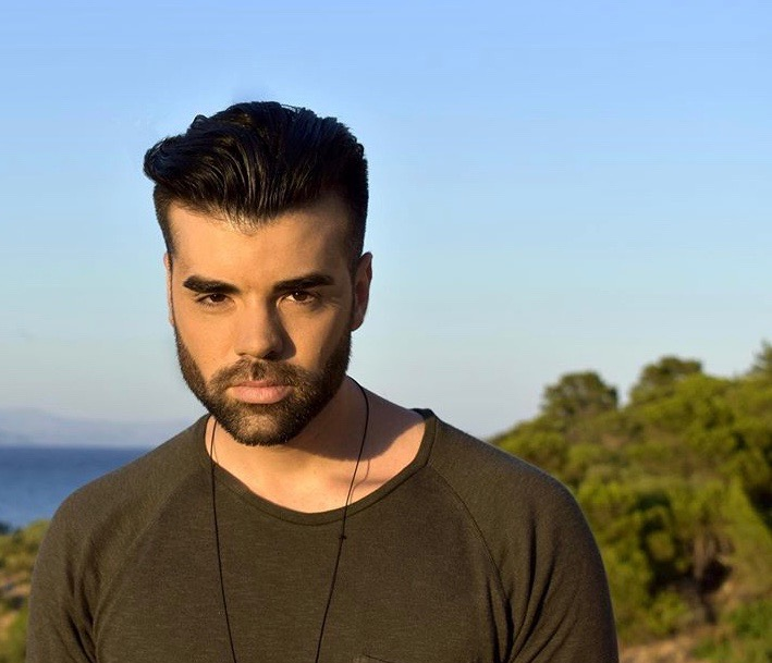 (Video & photo) Ο Έλληνας τραγουδιστής που λατρεύουν σε Ισραήλ και Βουλγαρία