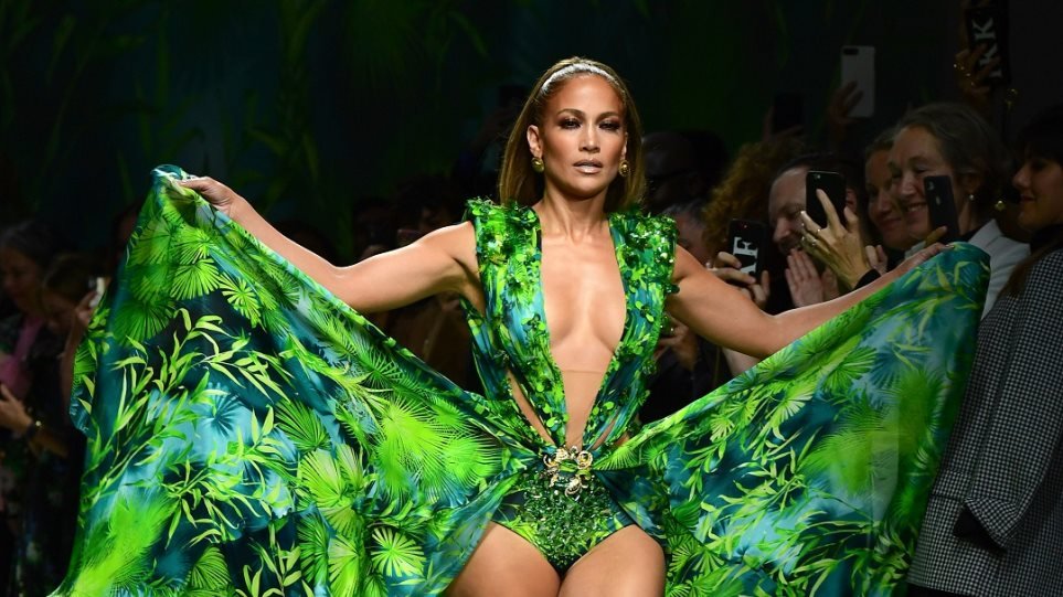 Τζένιφερ Λόπεζ: 20 χρόνια μετά, φόρεσε ξανά το πράσινο Versace!