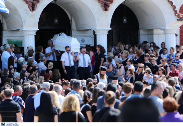 Βόλος - Λούνα Πάρκ: Ράγισαν καρδιές στην κηδεία της 14χρονης