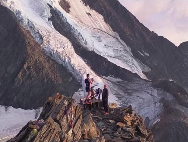 Mont Blanc - Ο δήμαρχος έξαλλος λέει σε Μακρόν: "Tιμώρησε τους τρελλάρες!"