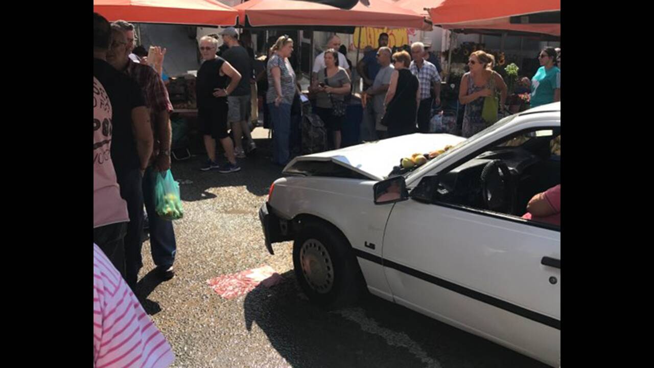 Ηλιούπολη: Αυτοκίνητο έπεσε σε λαϊκή αγορά! Τρεις τραυματίες (photo)