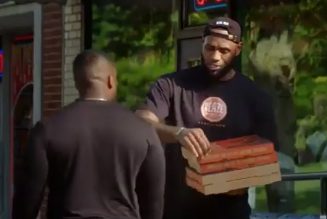 Ο ΛεΜπρον Τζέιμς κάνει delivery πίτσες σε περαστικούς! (video)