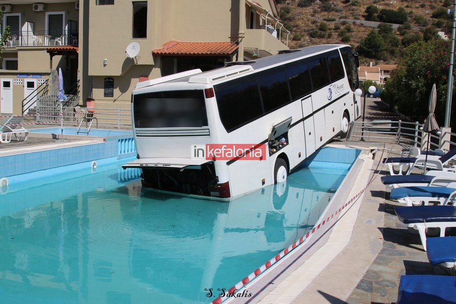 Λεωφορείο έπεσε σε πισίνα στην Κεφαλονιά!