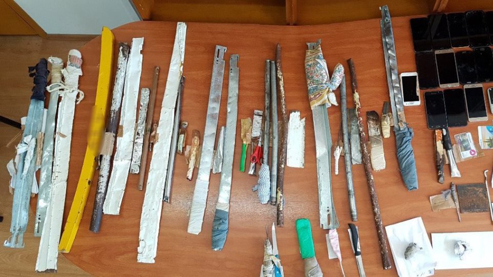 Φυλακές Αυλώνα: Οι κρατούμενοι είχαν «οπλοστάσιο» με μαχαίρια, σπαθιά και σουβλιά - Δείτε φωτογραφίες