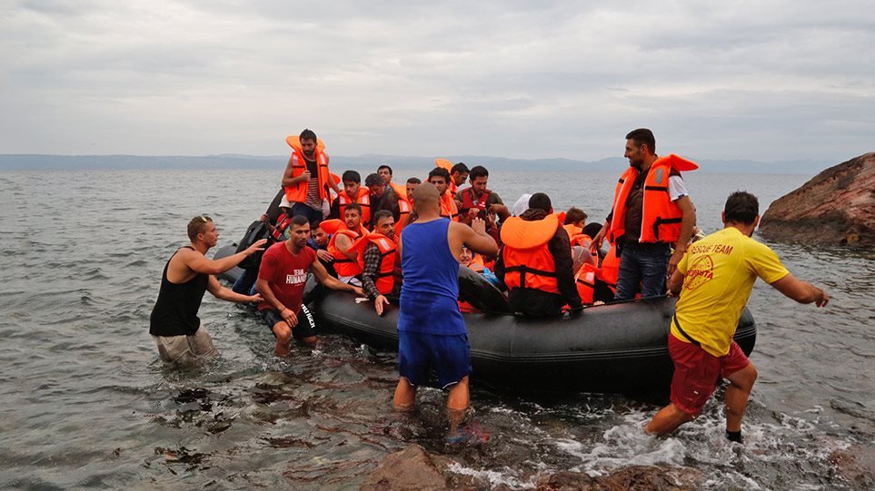 Guardian για προσφυγικό: Οι ΜΚΟ προειδοποιούν για καταστροφή στα hotspot των νησιών