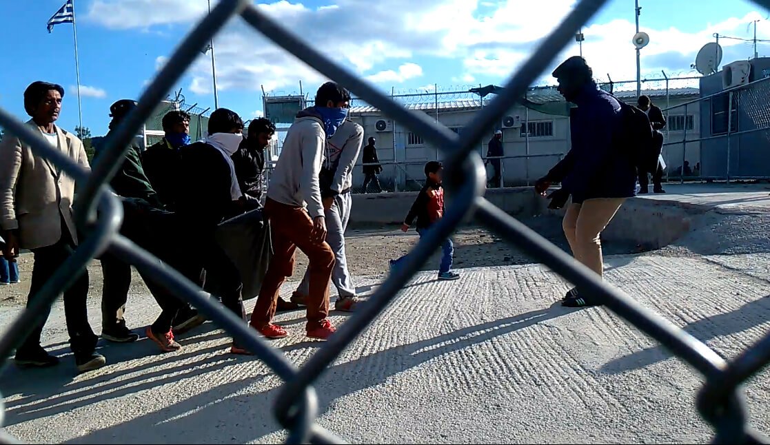 Στον Πειραιά 215 μετανάστες και πρόσφυγες από τη Μόρια - Η δέσμη μέτρων που ανακοίνωσε η κυβέρνηση για την αποσυμφόρηση των νησιών