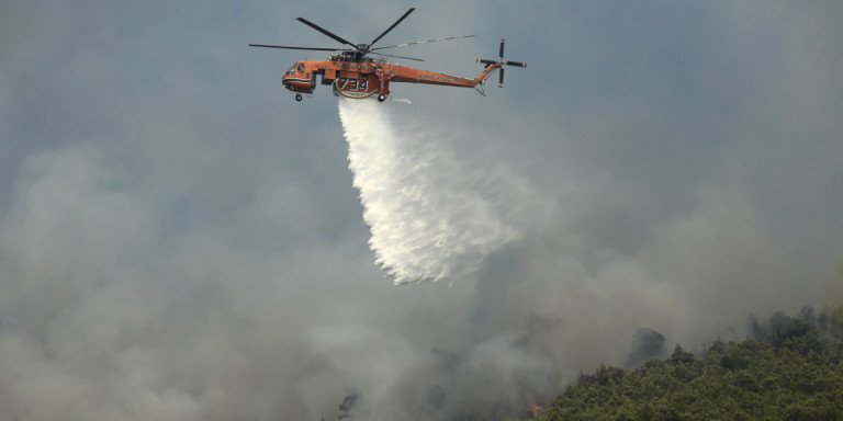 Καίγεται ακόμη το Λουτράκι - Σηκώθηκαν πάλι τα αεροπλάνα κατάσβεσης