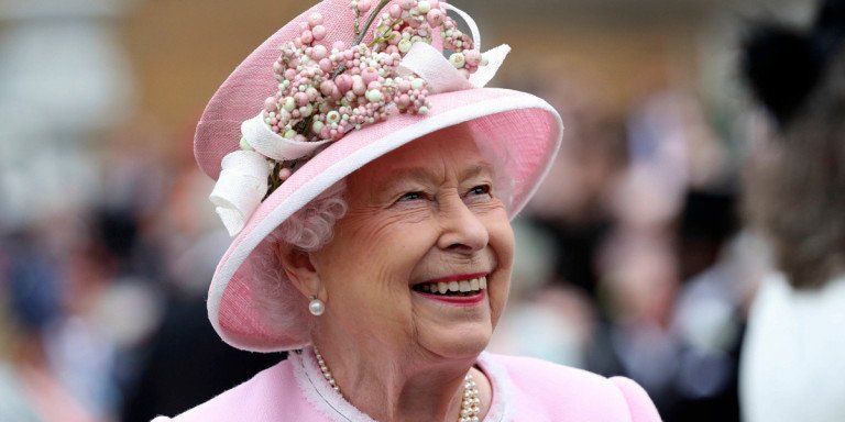 Βρετανία: Η βασίλισσα Ελισάβετ λέει πως νιώθει πολύ νέα στην καρδιά για να παραλάβει το βραβείο Oldie of the Year
