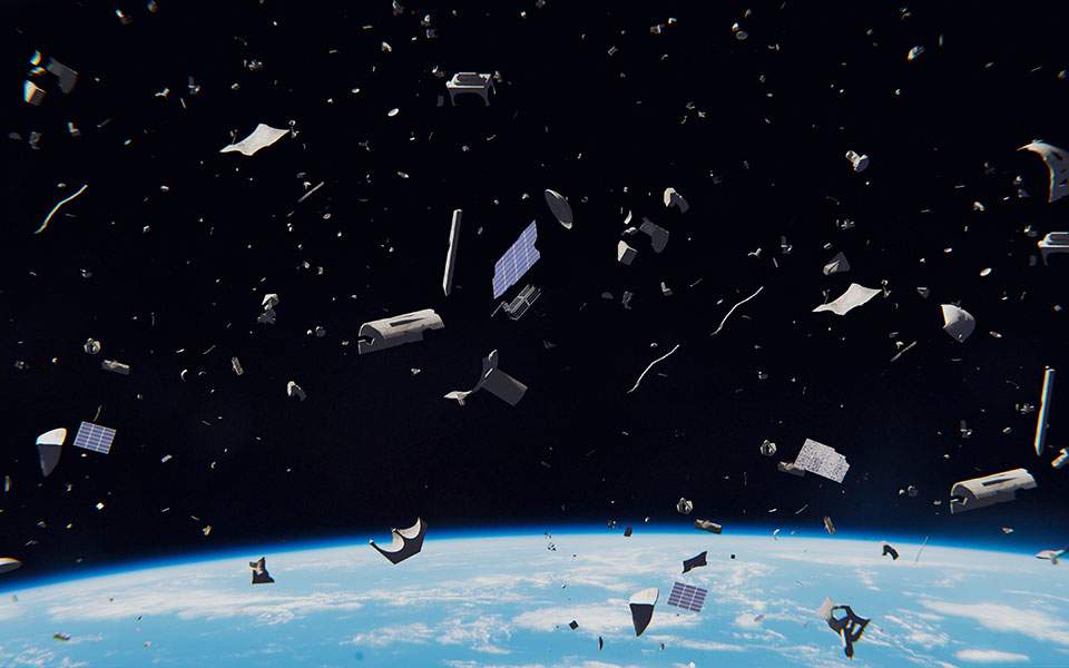 Πολλά τα διαστημικά σκουπίδια - Απετράπη σύγκρουση δορυφόρων