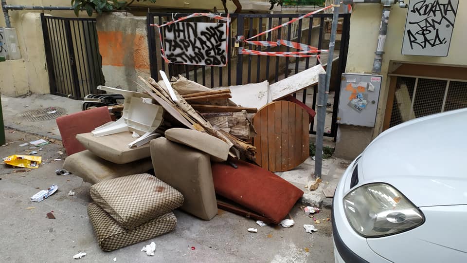 Θεσσαλονίκη: Τραγικές εικόνες στους δρόμους, Χαρτόκουτα, στρώματα, και… λεκάνες