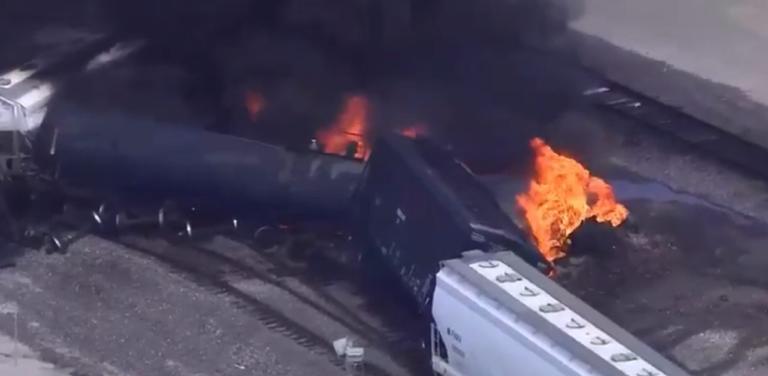 Τρένο εκτροχιάστηκε και τυλίχθηκε στις φλόγες! (βίντεο)