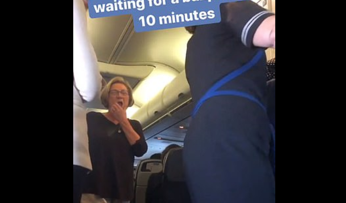 Ασυγκράτητο ζευγάρι κλείστηκε σε τουαλέτα αεροπλάνου για 10 λεπτά και τους κατάλαβαν όλοι! (photo, video)