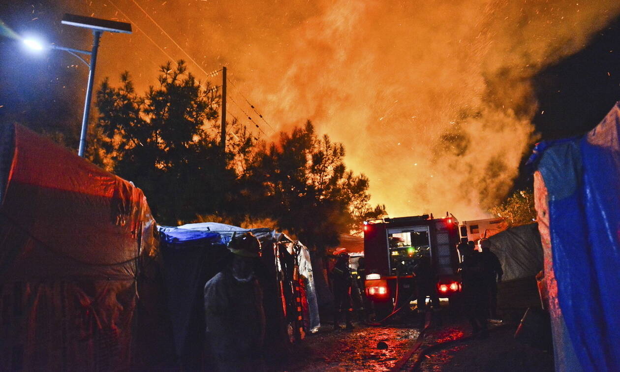 Άγρια νύχτα στη Σάμο: Μεγάλη φωτιά σε καταυλισμό προσφύγων - Βγήκαν μαχαίρια στο κέντρο της πόλης