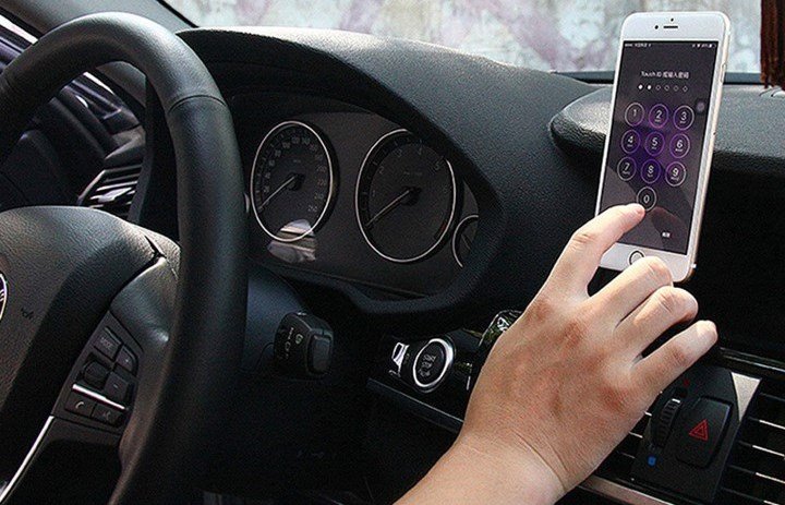Έρχονται πρόστιμα για τη χρήση κινητού στο αυτοκίνητο - Τι ισχύει για handsfree