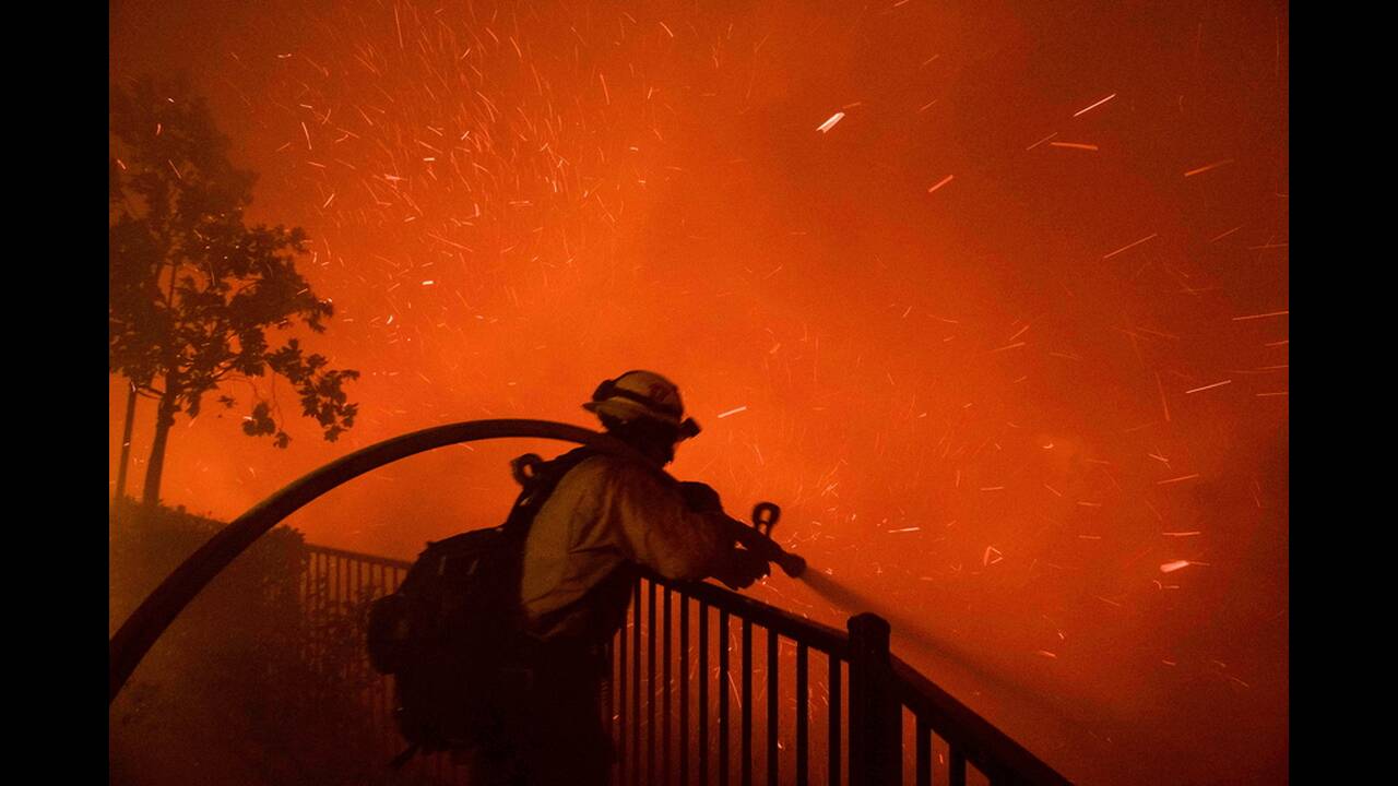 Στις φλόγες κατοικημένη περιοχή του Λος Άντζελες