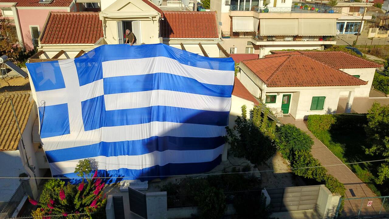 28η Οκτωβρίου: Κάτοικος της Νέας Κίου κάλυψε το σπίτι του με μια τεράστια ελληνική σημαία