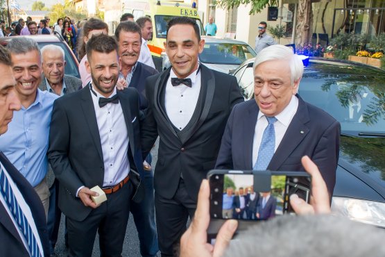 Ο Π. Παυλόπουλος σταμάτησε αυτοκινητοπομπή για να… βγάλει selfie με τον γαμπρό