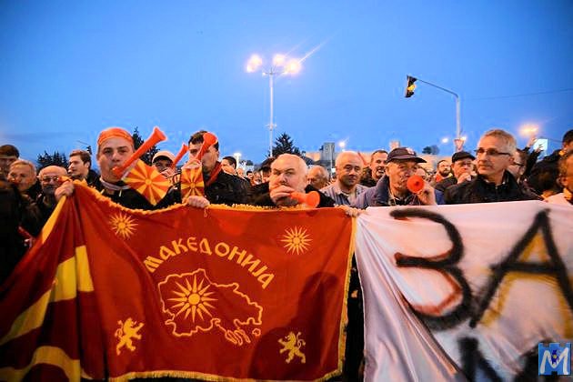 Βόρεια Μακεδονία: Στους δρόμους οι νέες σημαίες με τον Ήλιο της Βεργίνας