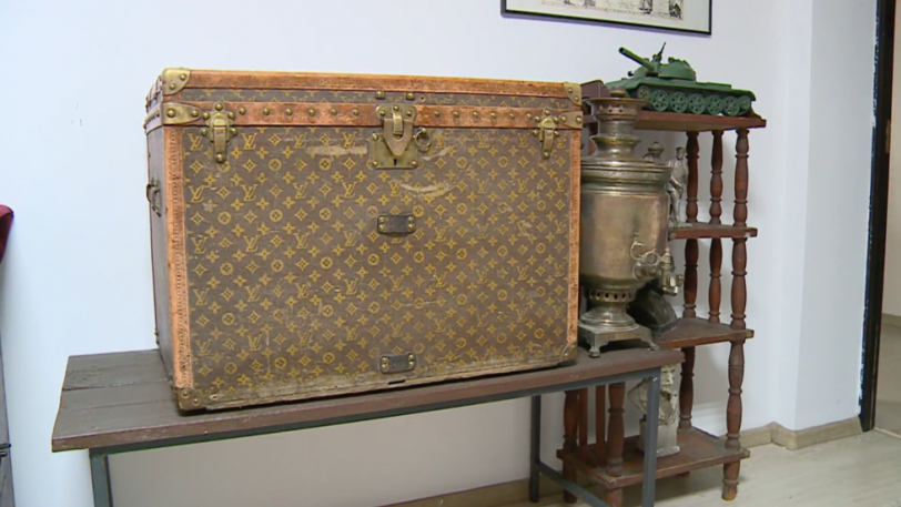 Σοκ: Συνταξιούχοι είχαν ένα μπαούλο Louis Vuitton από το 1880 για να βάζουν σιτάρι (Video)