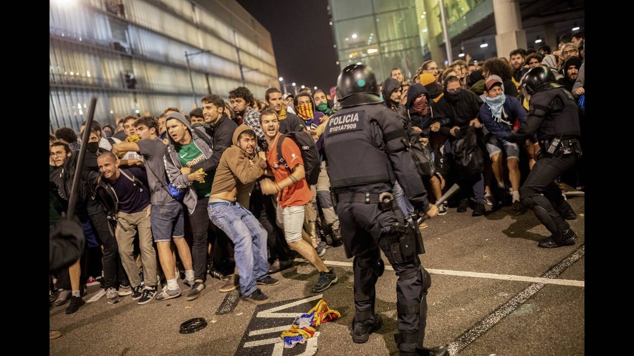 Σοβαρά επεισόδια στη Βαρκελώνη-Πάνω από 20 οι συλλήψεις