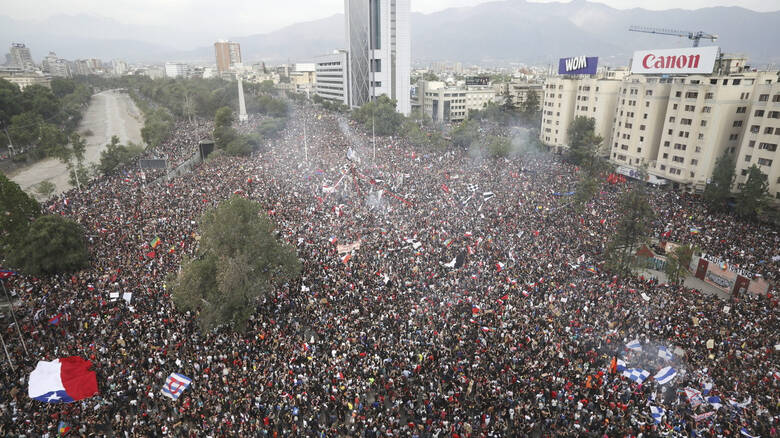 Περισσότεροι από ένα εκατομμύριο διαδηλωτές στους δρόμους του Σαντιάγο