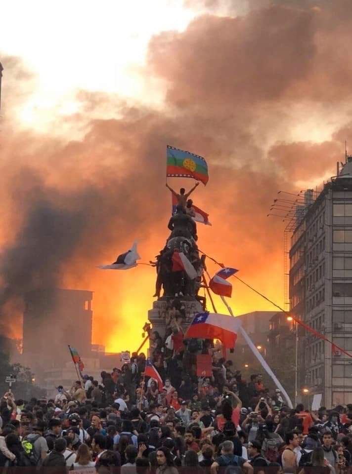 ΑΝΑΤΡΙΧΗΛΑ-Συμφωνική της Χιλής παίζει το τραγούδι «Λαός ενωμένος, ποτέ νικημένος» σε πλατεία σε εκατομμύρια αγανακτισμένων [βίντεο]