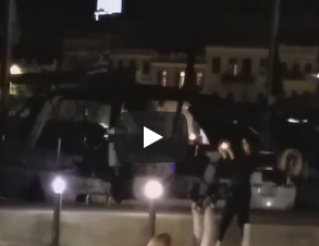 Δείτε σε βίντεο γυναίκα να βγαίνει από κότερο στη Σύρο και να δίνει αισθησιακό χορό - Η αποθέωση!