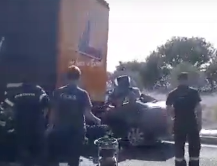 Σέρρες: Σοβαρό τροχαίο, ΙΧ καρφώθηκε σε νταλίκα (Video)