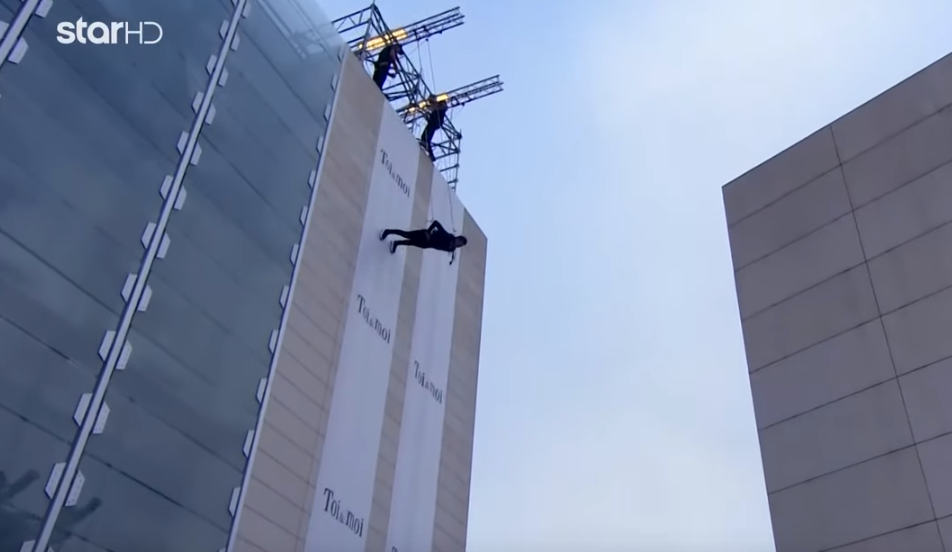 Αδιανόητο! Τρομερά επικίνδυνη πασαρέλα κάθετα σε ουρανοξύστη στο GNTM