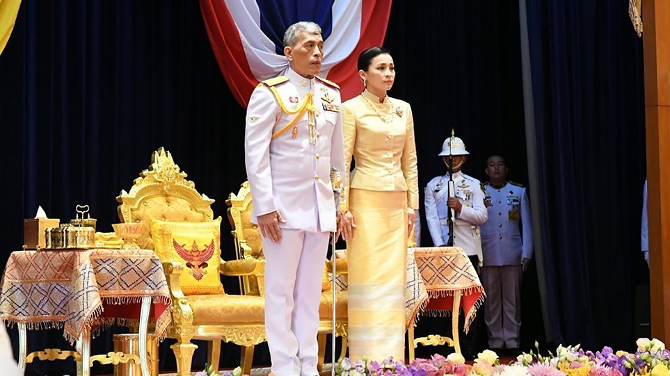 Ταϊλάνδη: Ο βασιλιάς αποκαθήλωσε τη βασιλική σύντροφό του
