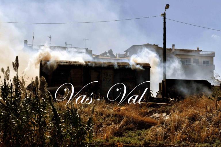 Κόρινθος: Φωτιά σε εγκαταλελειμμένο βαγόνι του παλαιού σιδηροδρομικού σταθμού