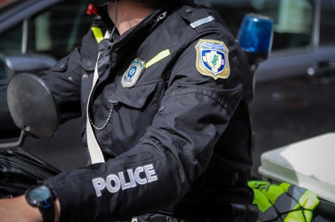 Δύο τραυματίες αστυνομικοί μετά από επίθεση στα γραφεία της Χρυσής Αυγής