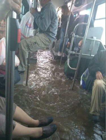 Απίστευτο! Πλημμύρισε λεωφορείο στον Ασπρόπυργο