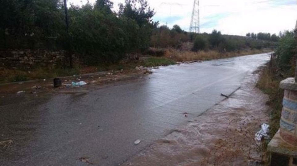 Καιρός: «Σαρώνει» η κακοκαιρία τη δυτική Ελλάδα - Υδροστρόβιλοι, πλημμυρισμένα σπίτια και καταστήματα