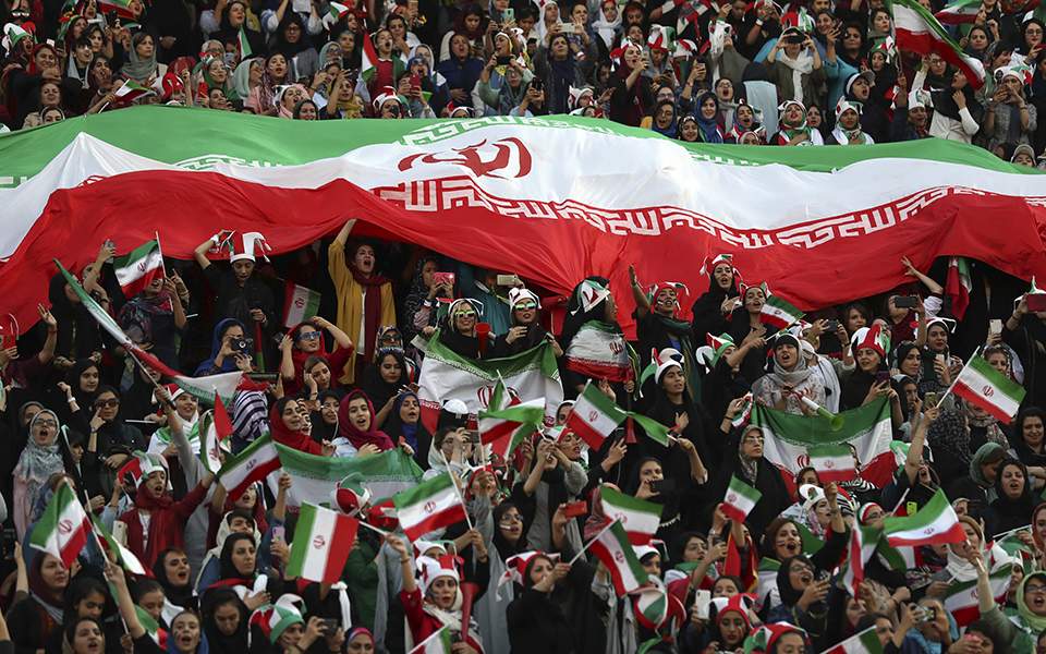 Ιράν: Στο γήπεδο για πρώτη φορά 3.500 γυναίκες (Φωτογραφίες)