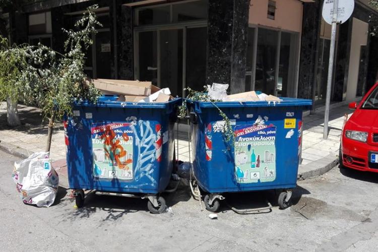 Θεσσαλονίκη: 'Αγνωστοι κλέβουν ανακυκλώσιμα υλικά από τους κάδους