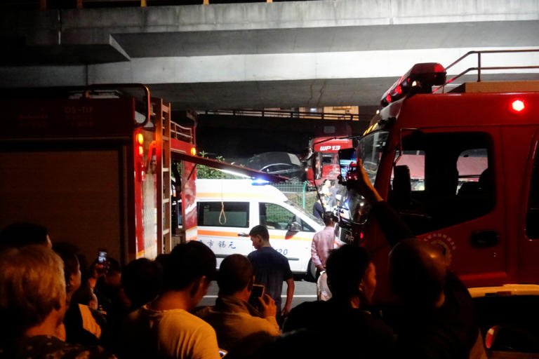 Κίνα: Κατέρρευσε γέφυρα πάνω σε αυτοκίνητα - Φόβοι για νεκρούς (Video)