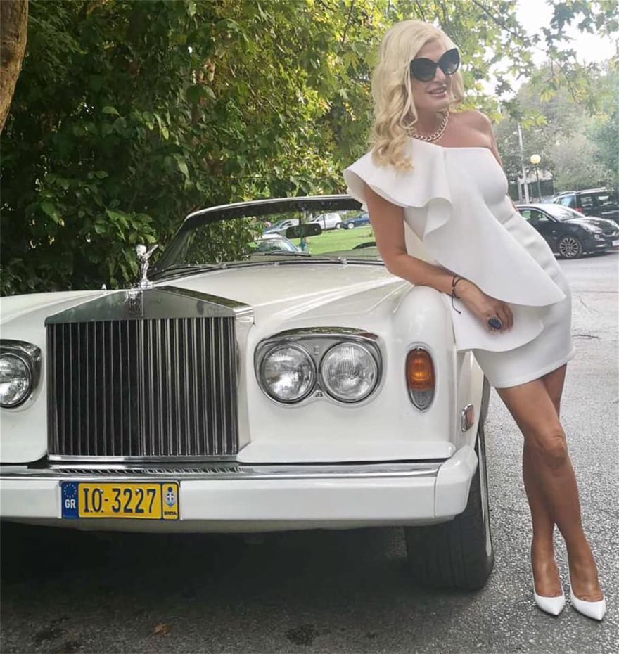 H Mαρίνα Πατούλη ποζάρει σε μία vintage λευκή Rolls Royce!