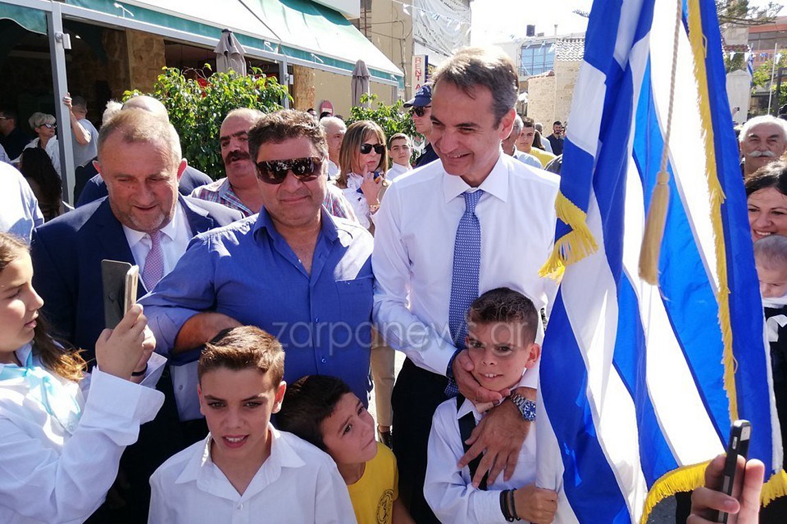 Οι selfies του Κυριάκου Μητσοτάκη στην Κρήτη - Oι μαντινάδες που του αφιέρωσαν (Video)