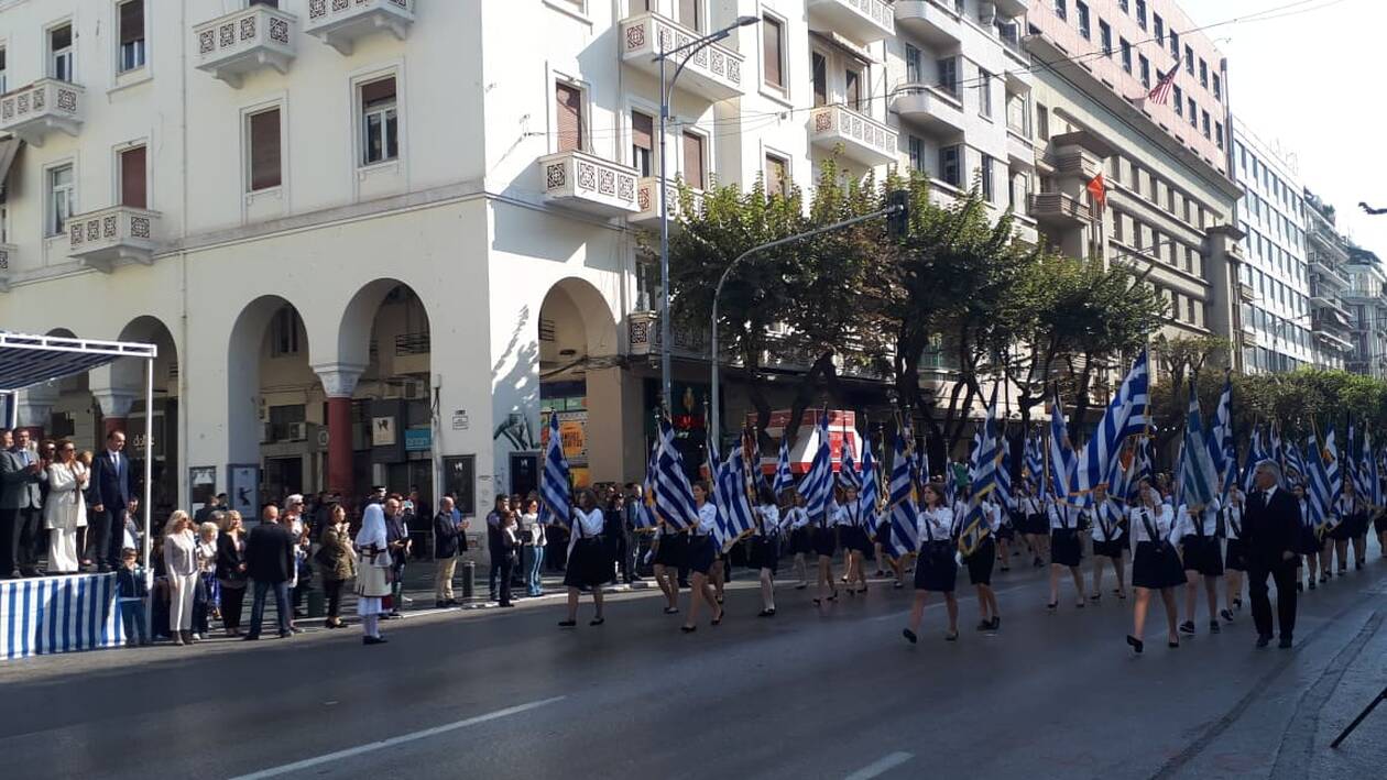 Θεσσαλονίκη: Ξεκίνησε η μαθητική παρέλαση με το «Μακεδονία Ξακουστή»