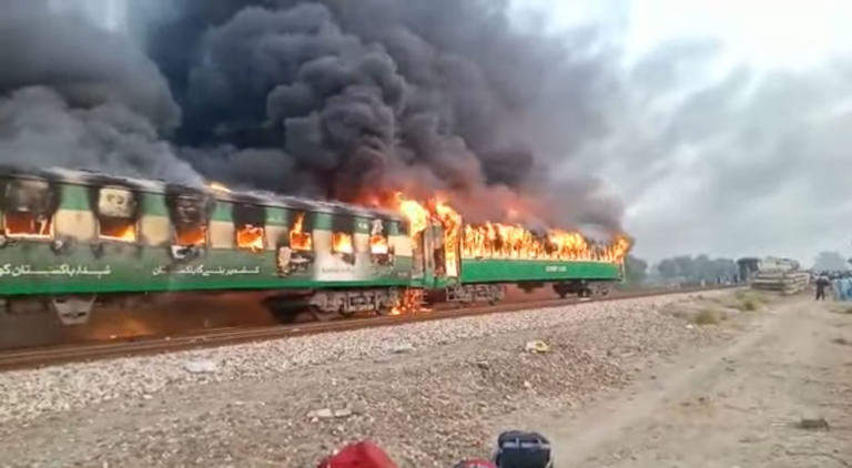 Πακιστάν: Εικόνες σοκ! Φωτιά σε τρένο, πάνω από 60 οι νεκροί!