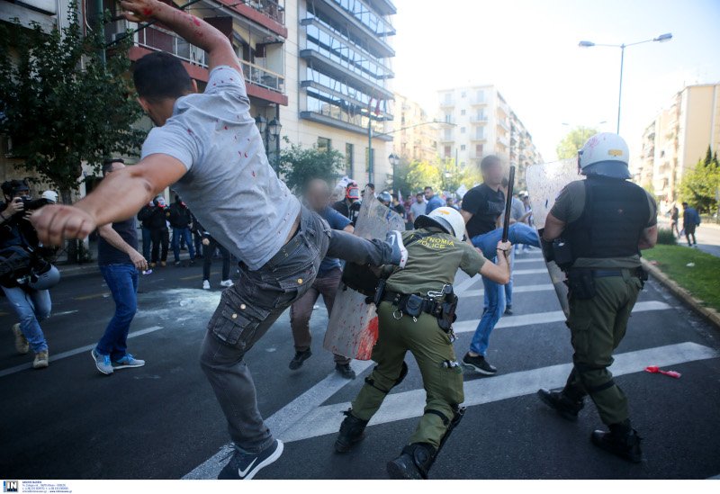 Σοκάρει η φωτογραφία επίθεσης διαμαρτυρόμενου σε άντρα των ΜΑΤ!