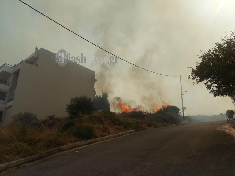 Κρήτη: Δίπλα στα σπίτια η φωτιά στο Ρέθυμνο