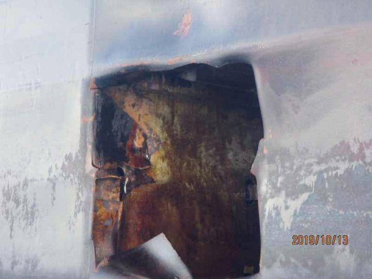Φωτογραφίες από το τάνκερ που φέρεται να δέχτηκε επίθεση με πυραύλους [pics]
