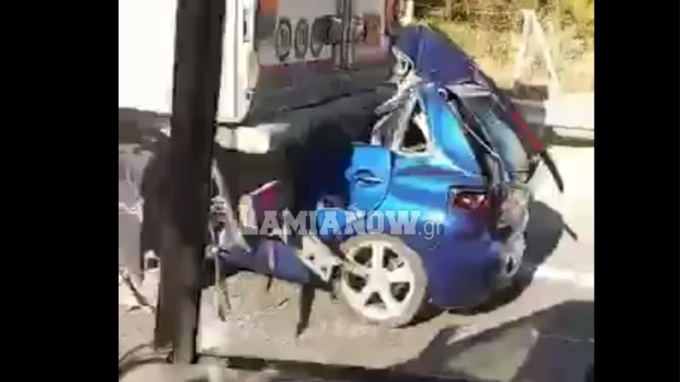 Αυτοκίνητο σφηνώθηκε κάτω από νταλίκα στην Αθηνών-Λαμίας (Video)