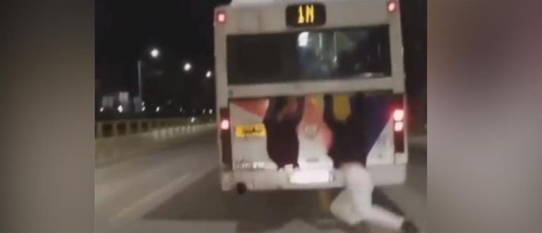 Θεσσαλονίκη: Πιτσιρικάδες κρέμονταν σε αστικό λεωφορείο εν κινήσει (Video)