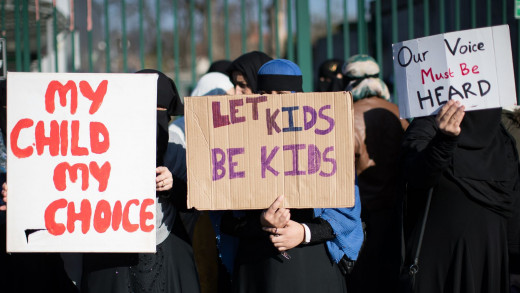  Δικαστής απαγόρευσε ομοφοβικές διαδηλώσεις γονέων έξω από σχολείο στη Βρετανία