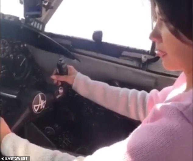 Απίστευτο: Δείτε σε βίντεο πιλότο να δίνει σε γυναίκα το πηδάλιο - Καταζητείται από την αστυνομία