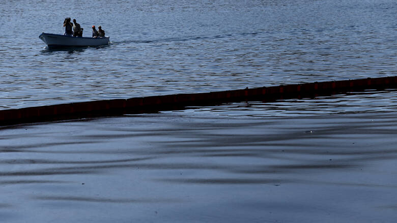 Ελευσίνα: Μισοβυθίστηκε ρυμουλκό - Προκάλεσε μικρής έκτασης θαλάσσια ρύπανση
