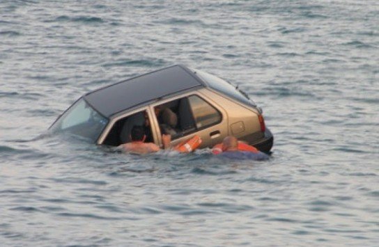 Αυτοκίνητο έπεσε στην θάλασσα στον Πειραιά